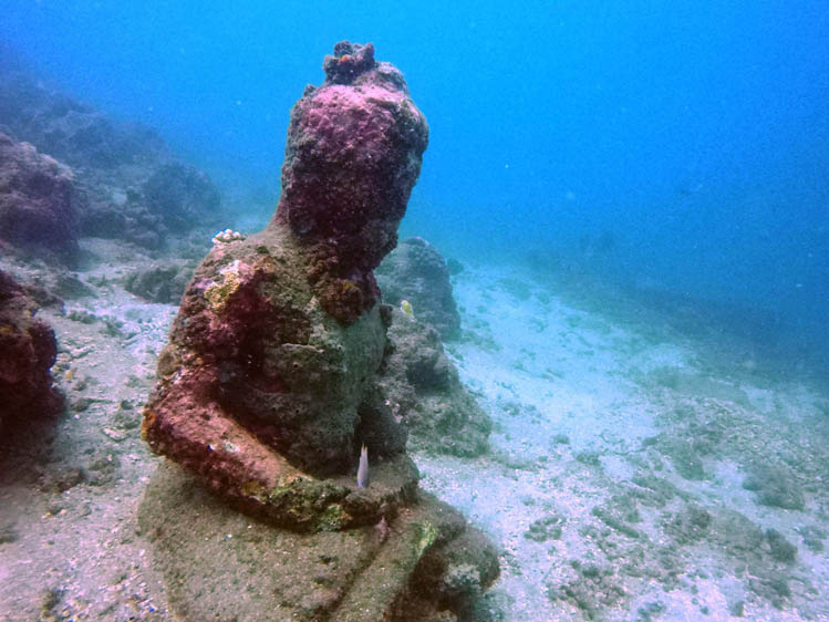 パダンバイの水中仏像群