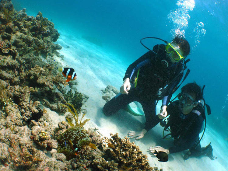 パダンバイ、ブルーラグーンでダイビングライセンス講習
