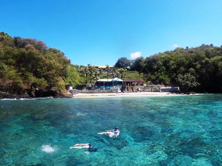 パダンバイ、ブルーラグーンでスキンダイビング